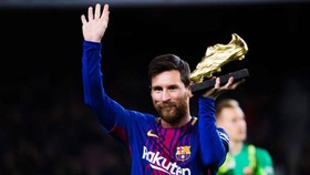 Lionel Messi trở thành cầu thủ đầu tiên thắng Giầy vàng châu Âu trong 3 mùa liên tiếp. Ảnh: Getty Images
