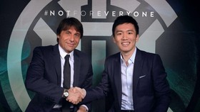 HLV Antonio Conte bên cạnh Chủ tịch Inter, Steven Zhang.