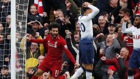 Mohamed Salah mừng bàn thắng trước Tottenham ở mùa này, nhưng HLV Jurgen Klopp cảnh bảo sắp tới là khó khăn mới. Ảnh: Getty Images