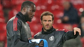Romelu Lukaku (trái) ra đi còn Juan Mata ở lại là một diễn biến khá bất ngờ. Ảnh: Getty Images