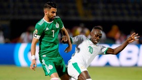Riyad Mahrez (trái) tiếp tục thắng Sadio Mane ở cấp độ đội tuyển. Ảnh: Getty Images