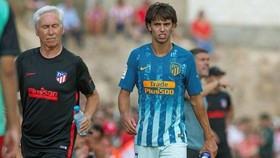 Joao Felix khập khiễng rời sân chỉ sau 26 phút ra mắt. Ảnh: Getty Images