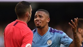 Gabriel Jesus sốc với bàn thắng bị từ chối. Ảnh: Getty Images