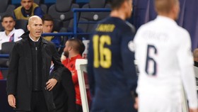 HLV Zinedine Zidane thất vọng khi chứng kiến trận đấu. Ảnh: Getty Images