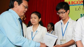 Ông Nguyễn Tấn Phong - Tổng Biên tập Báo SGGP trao học bổng Nguyễn Văn Hưởng cho sinh viên