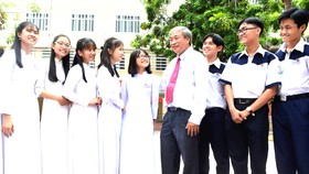 Thầy Bùi Trí Hiệp, Hiệu trưởng Trường THPT Mạc Đĩnh Chi (quận 6) cùng các học trò