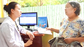 Người bệnh luôn được bác sĩ Từ Kim Thanh ân cần tư vấn, thăm hỏi, động viên để họ quên đi đau đớn, yên tâm điều trị bệnh