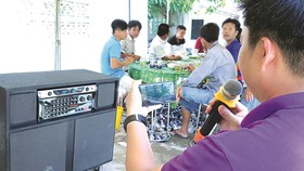 Thuê dàn karaoke hay loa kéo phục vụ tiệc tùng gây nỗi ám ảnh của cư dân đô thị. Ảnh: DŨNG PHƯƠNG