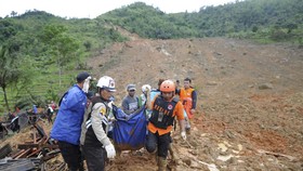 Hiện trường một vụ lở đất tại Indonesia. Ảnh: AP