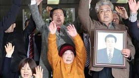 Nạn nhân bị cưỡng bức lao động tại Nhật Bản trong chiến tranh cùng các thành viên gia đình tại tòa án ở thủ đô Seoul, Hàn Quốc ngày 29-11-2018. Ảnh: YONHAP/TTXVN