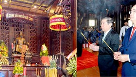 Bí thư Thành ủy TPHCM Nguyễn Thiện Nhân và Chủ tịch UBND TPHCM Nguyễn Thành Phong dâng hương Đức Lễ thành hầu Nguyễn Hữu Cảnh. Ảnh: VIỆT DŨNG