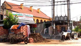 Cảnh nhếch nhác trước mặt tiền của di tích Thành cổ Biên Hòa