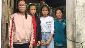 4 mẹ con côi cút giữa xóm chài