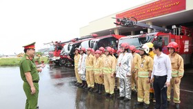Thượng tá Huỳnh Quang Tâm kiểm tra công tác PCCC tại Cảng hàng không quốc tế Tân Sơn Nhất