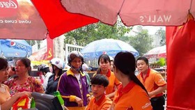 Đưa hàng hóa đến phục vụ người dân vùng xa