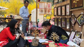 Sôi động thị trường sản phẩm trang trí nhà cửa đón năm mới