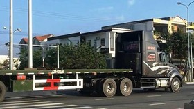 Một chiếc trong đoàn xe container vượt đèn đỏ. Ảnh cắt từ clip