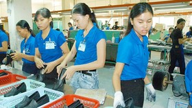 Sản xuất giày tại một đơn vị. Ảnh: CAO THĂNG