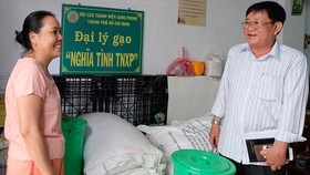 Ông Tống Văn Lường thăm hỏi và hướng dẫn cho đồng đội tại đại lý gạo “Nghĩa tình TNXP” quận Tân Bình