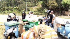 Nhóm bạn dọn dẹp tại khu vực bãi Đá Đen (bán đảo Sơn Trà, Đà Nẵng)