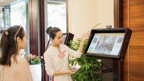 Để vào nhà hàng theo cách “truyền thống”, du khách phải mất thời gian lục lấy thẻ từ trong túi, đưa cho nhân viên và kích hoạt qua thẻ bằng máy