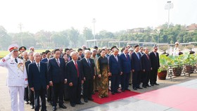 Đoàn đại biểu lãnh đạo, nguyên lãnh đạo Đảng, Nhà nước đặt vòng hoa và vào Lăng viếng Chủ tịch Hồ Chí Minh. Ảnh: TTXVN