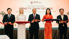 Thủ tướng Chính phủ Nguyễn Xuân Phúc, Phó Thủ tướng Chính phủ Trịnh Đình Dũng cùng Chủ tịch HĐQT kiêm Tổng giám đốc Tập đoàn T&T Group Đỗ Quang Hiển cắt băng khai trương Công ty T&T Nga