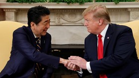 Tổng thống Donald Trump và Thủ tướng Shinzo Abe gặp nhau tại Nhà Trắng hôm 26-4. Ảnh: REUTERS