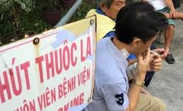 Nhiều người vô tư hút thuốc trong bệnh viện