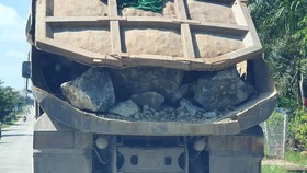 Những chiếc xe ben chở đá không được che chắn cẩn thận vẫn ngày đêm lưu thông qua địa bàn thị xã La Gi, tỉnh Bình Thuận