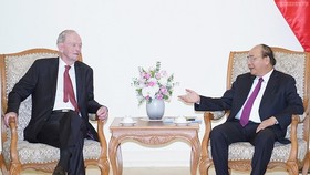 Thủ tướng Nguyễn Xuân Phúc và cựu Thủ tướng Canada Jean Chretien. Ảnh: VGP