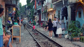 Những đoạn đường sắt rập rình tai nạn khi hành lang an toàn bị xâm phạm