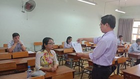 Giám khảo kiểm tra hồ sơ ứng viên trước phần thi thực hành