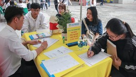 Sinh viên đăng ký xét tuyển vào Trường ĐH Công nghệ TPHCM