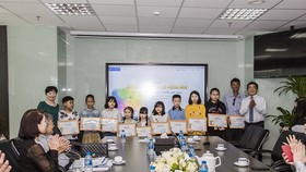 Trao tặng 83 suất học bổng Lê Mộng Đào cho con em nhân viên Tập đoàn Xây dựng Hòa Bình 