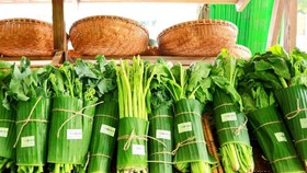 Nhiều siêu thị trong nước đã hưởng ứng trào lưu từ siêu thị Thái Lan, tận dụng lá chuối gói hàng. Ảnh VTC