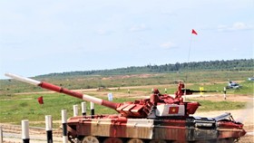 Đội tuyển Việt Nam thi đấu nội dung Tank Biathlon. Ảnh: TTXVN