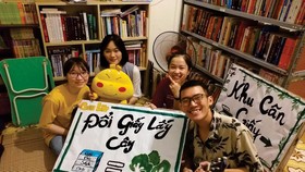 Nhiều tình nguyện viên tâm huyết tham gia hỗ trợ D Free Book tại “thư viện của những nụ cười”