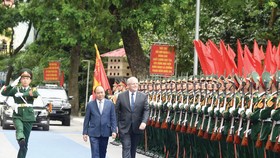 Thủ tướng Nguyễn Xuân Phúc và Thủ tướng Scott Morrison duyệt đội danh dự Quân đội Nhân dân Việt Nam