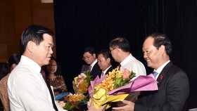Ông Nguyễn Hồng Lĩnh, Ủy viên Trung ương Đảng, Bí thư Tỉnh ủy, Chủ tịch HĐND tỉnh tặng hoa chúc mừng ông Mai Ngọc Thuận, Ủy viên Ban Thường vụ Tỉnh ủy được bầu giữ chức danh Phó Chủ tịch HĐND tỉnh. Ảnh: baobariavungtau.com.vn