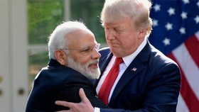 Tổng thống Mỹ Donald Trump chào đón Thủ tướng Ấn Độ Modi (trái) thăm Nhà Trắng. Ảnh: AP
