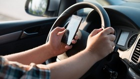 Phạt nặng hành vi vừa điều khiển xe vừa sử dụng điện thoại