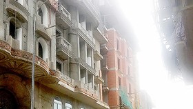 Phạt cứ phạt, xây vẫn cứ xây
