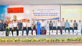 Trao quà tết công nhân bệnh hiểm nghèo