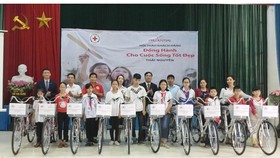 Công ty Prudential tặng xe đạp cho các em có hoàn cảnh khó khăn và học giỏi nhân dịp tổ chức Hội thảo khách hàng "Đồng hành cho cuộc sống tốt đẹp" tại Thái Nguyên