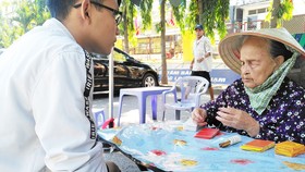 Hoạt động bói toán diễn ra công khai tại Lăng Ông (quận Bình Thạnh)