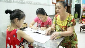 Bà Sáu tận tình dạy các học trò nhỏ