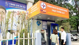 Người dân giao dịch tại điểm dịch vụ khách hàng trực tuyến 24/7