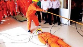 Phải làm gì khi xảy ra tai nạn do điện giật?