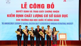 NGND.PGS.TS Hồ Thanh Phong – Hiệu trưởng ĐH HIU (giữa) tặng hoa cảm ơn đại diện Cục Quản lý chất lượng, TT KĐCLGD, Tập đoàn Giáo dục Nguyễn Hoàng đến tham dự sự kiện